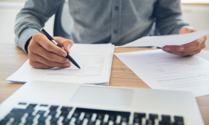 RDC 989/2025 para saneantes: Como garantir conformidade e evitar sanções com apoio da RAGB